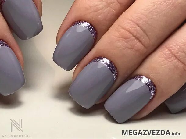 Unghie decorate con un disegno di fiore, smalto di colore grigio per una manicur