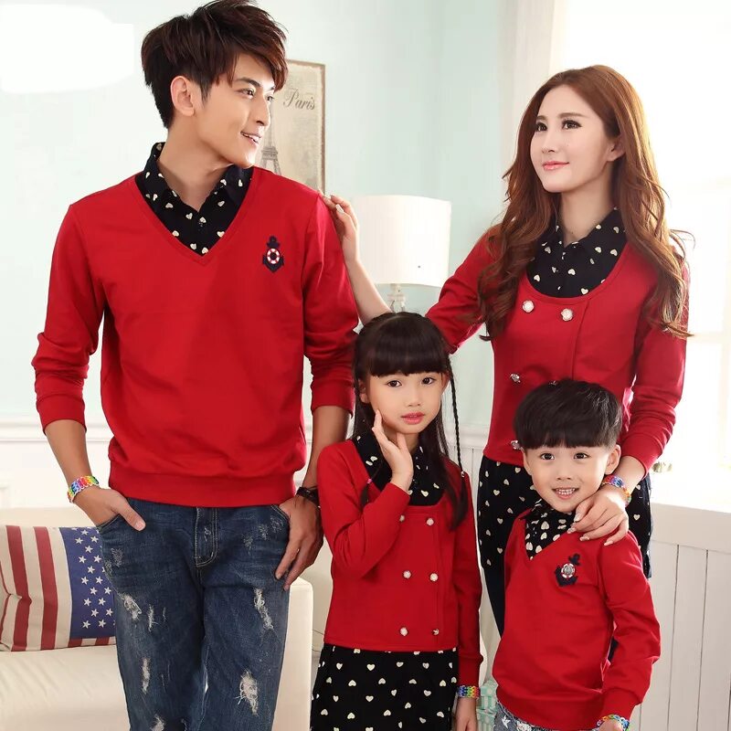 семья в летней одежде. семья в яркой одежде. семей одежда 7. одежда для всей семьи реклама. семья одежда.