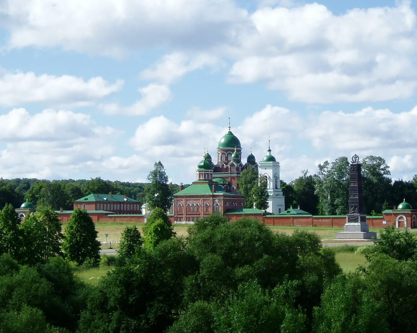 Березки тучкова. Спасо-Бородинский монастырь с цветами.