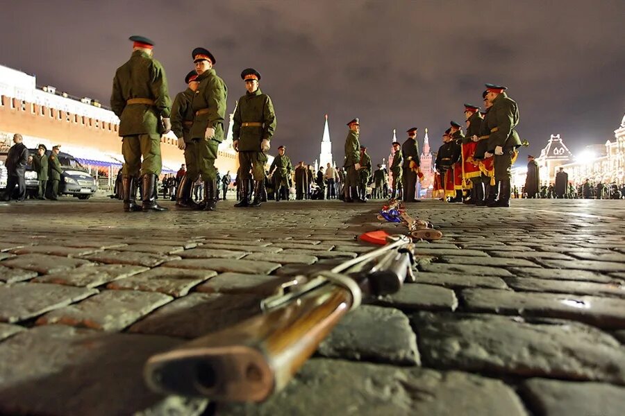 Ночная тренировка парад 9 мая 2005 года на красной площади. Фото ночных тренировок на красной площади. Фото тренировки военных на красной площади Сластика. Начало тренировок на 9 мая на красной площади.