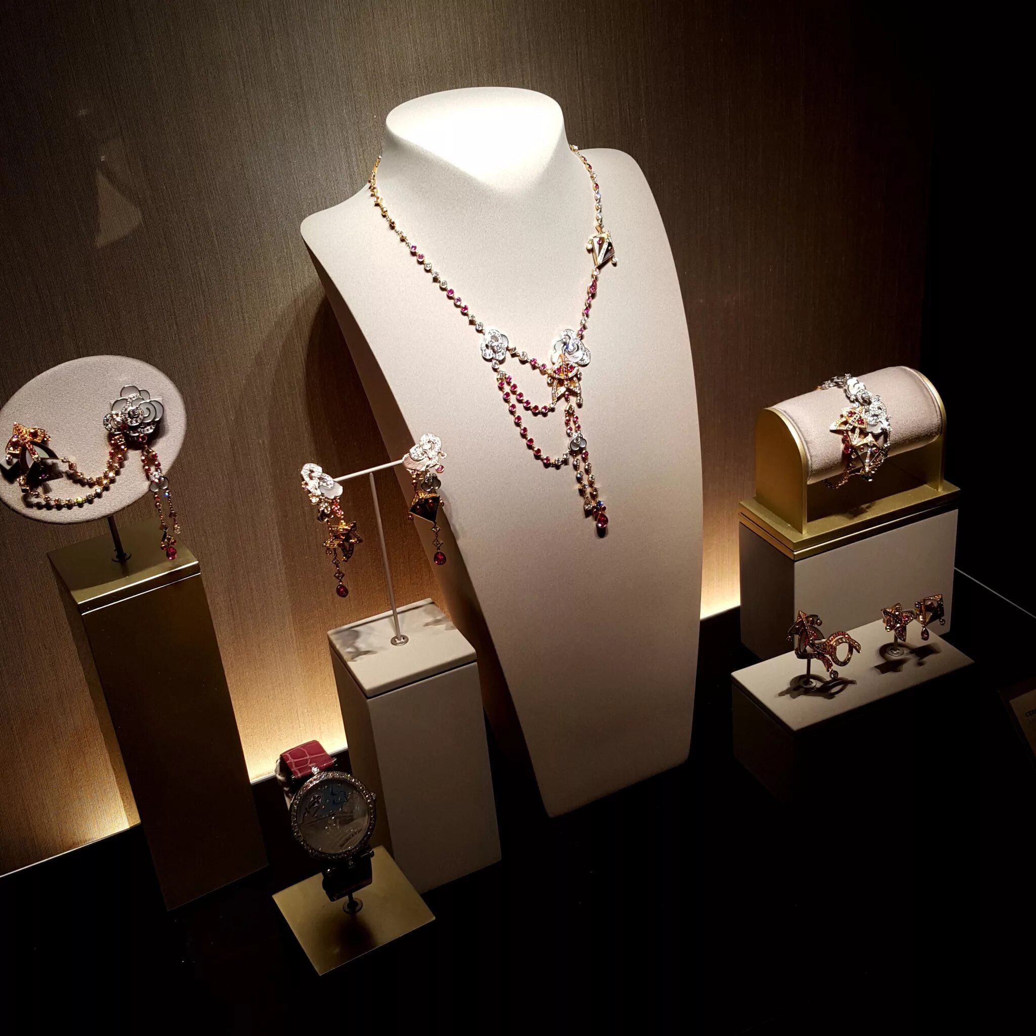 Ван клиф купить оригинал. Van Cleef & Arpels магазин. Ван Клиф украшения. Van Cleef Arpels украшения. Van Cleef Arpels комплект.