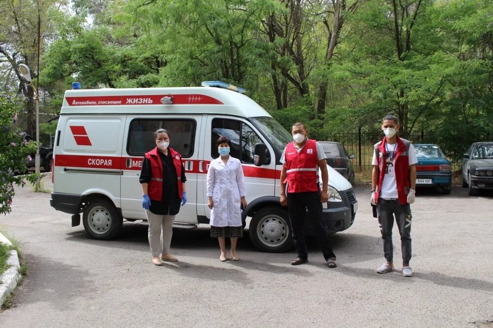 Красная машина скорой помощи. Красный полумесяц Кыргызстана. Машины скорой помощи в Кыргызстане.