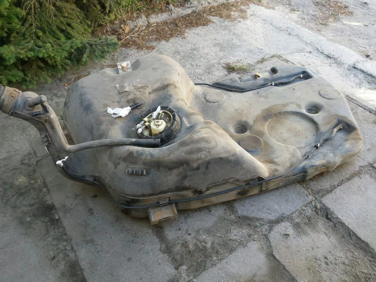 Бак бмв е36. Bmw e34 бак. бензобак е34. бензобак бмв е60. трубки бензобака bmw e36.