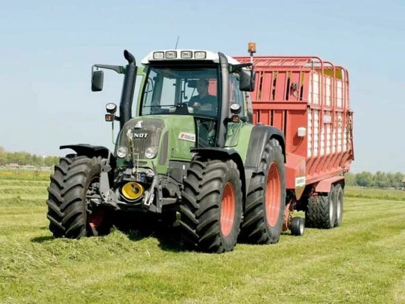 Трактора Fendt 415. Трактор Фендт четыреста Варио. Трактор настоящий fend. Фендт трактор МТЗ 82 рядом.