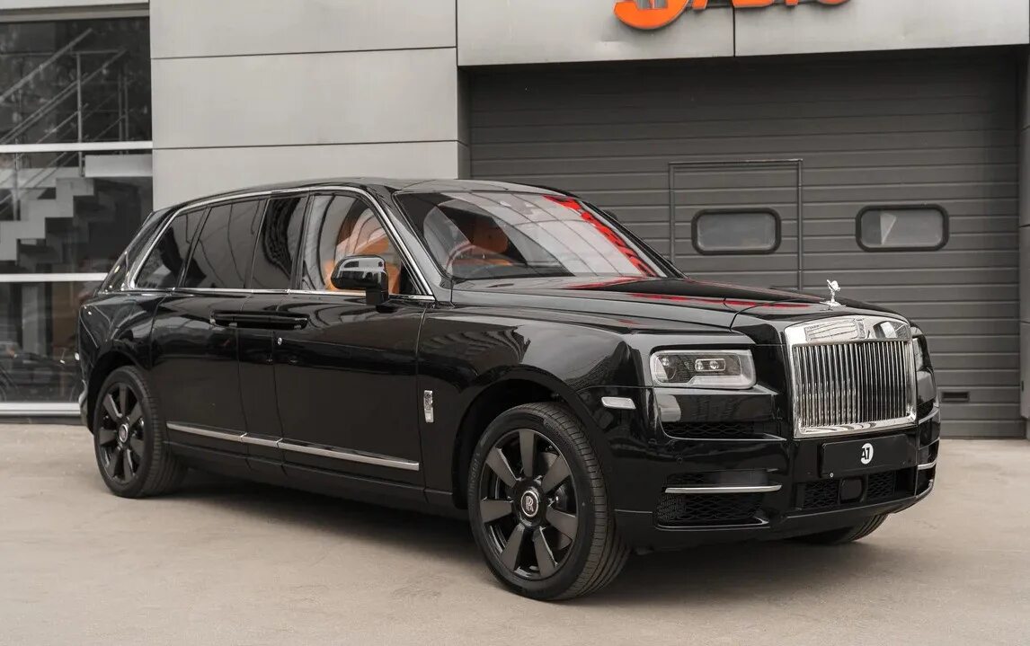 31 миллион рублей. Rolls-Royce Куллинан. Роллс Ройс джип 2022. Rolls Royce Cullinan 2021. Кроссовер Rolls-Royce Cullinan.