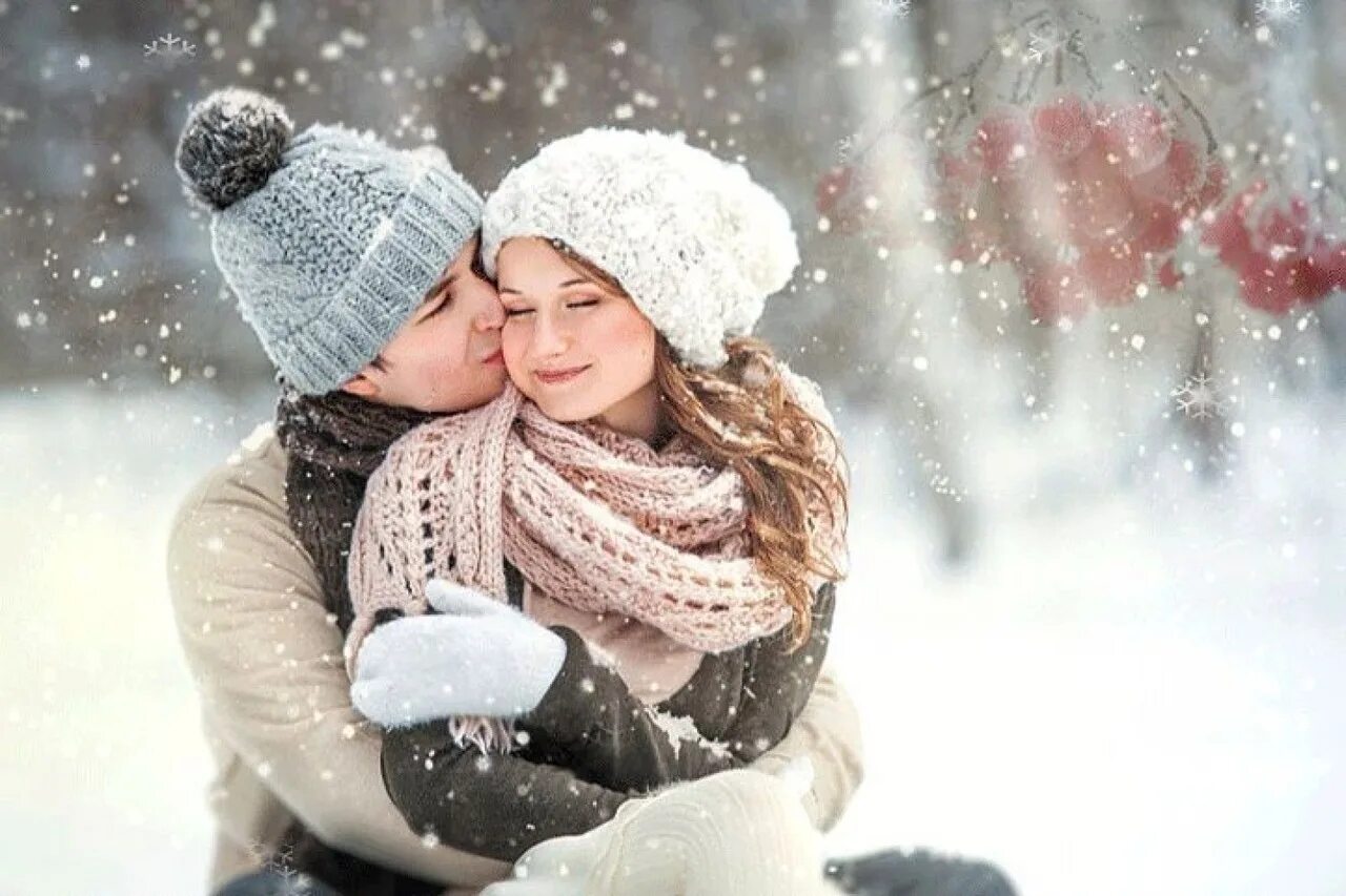 Снежный день на русском. Любовь зимой. Зимние объятия. Влюбленные зимой. Влюбленные в снегу.