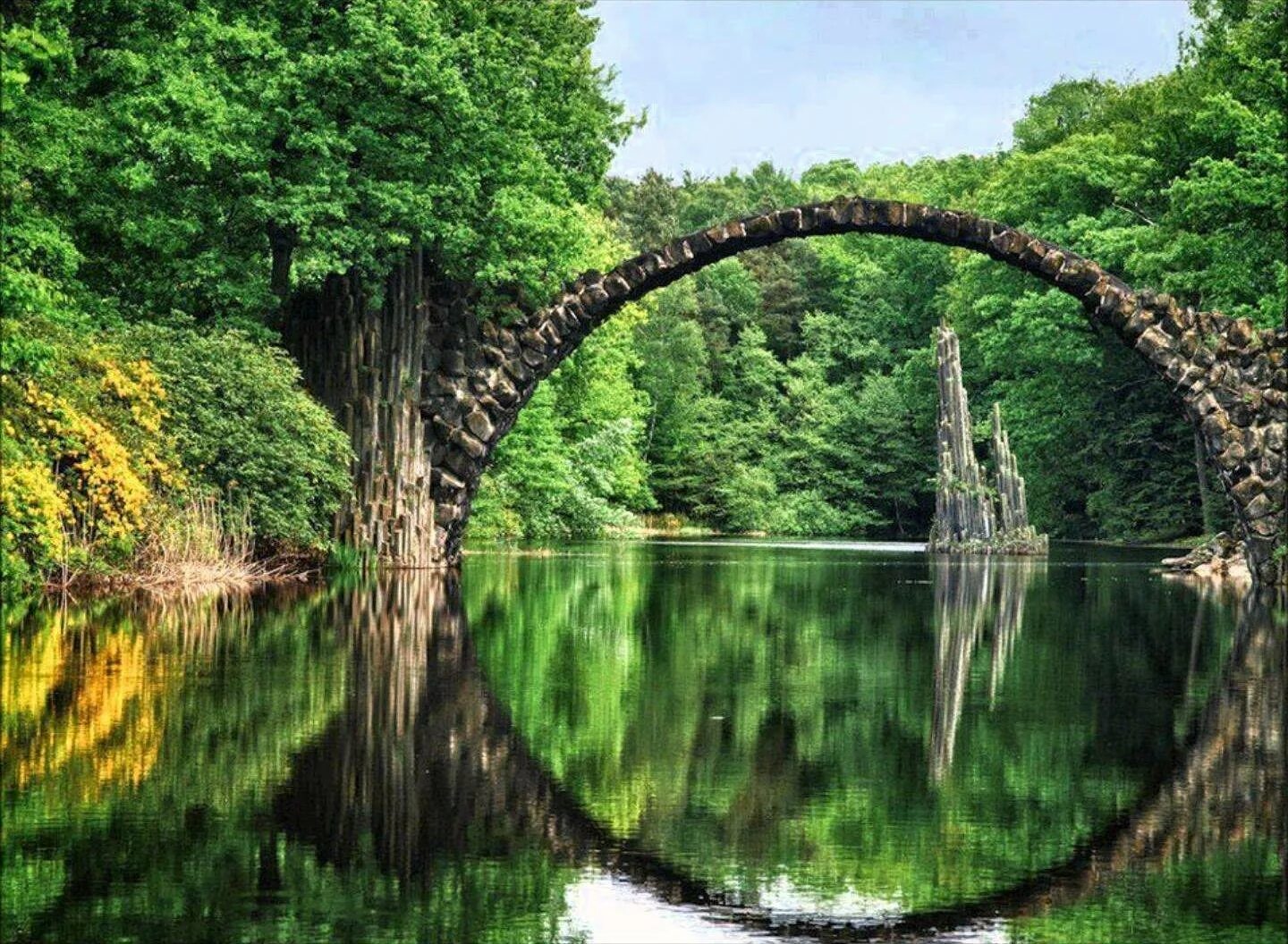 Мост Ракотцбрюке Германия. Парк Кромлау в Германии. Парк Кромлау (Rakotzbrücke in Kromlau). Мост-Каскад ( чертов мост).