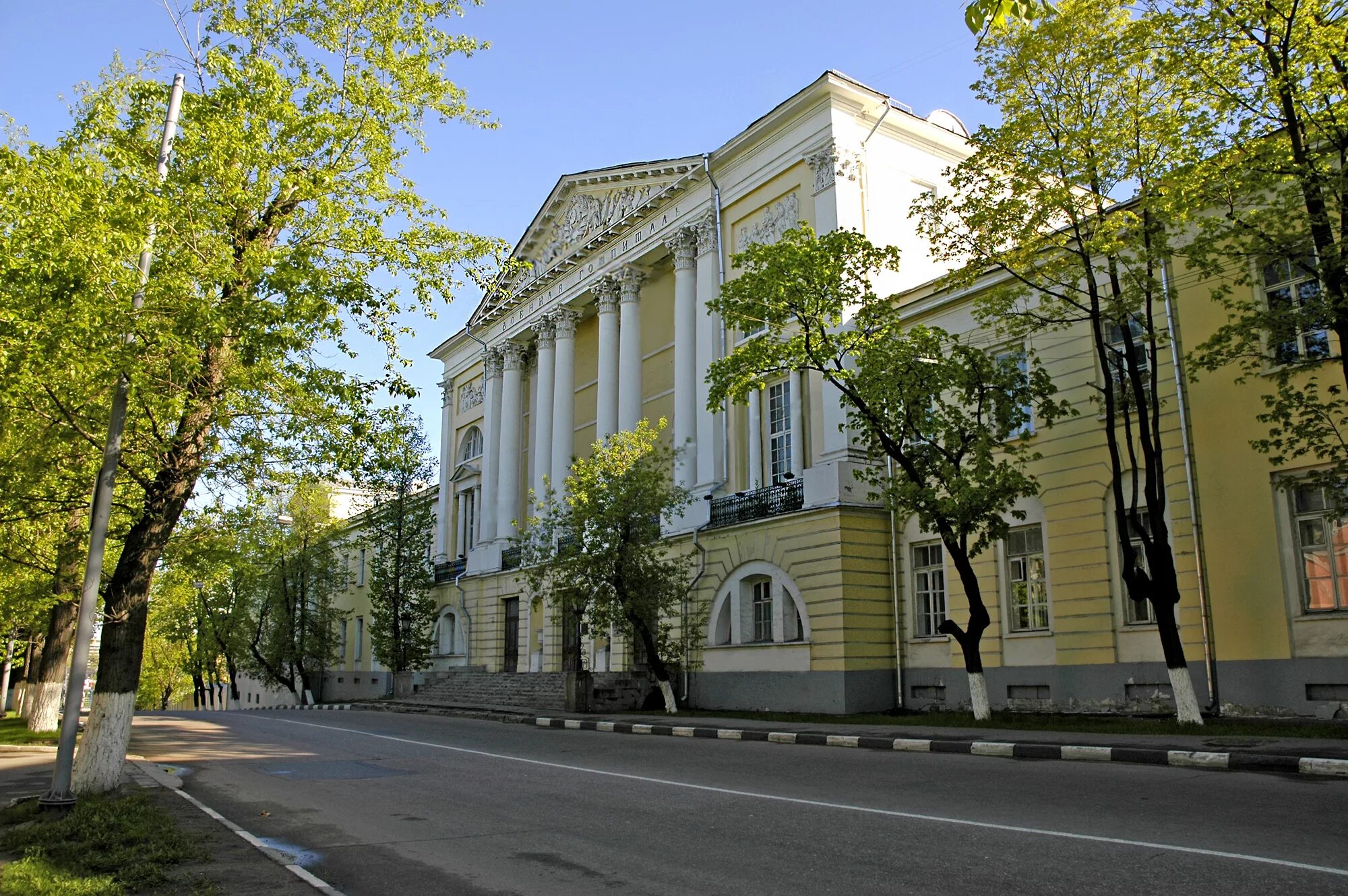 Военный клинический госпиталь бурденко москва. Московский военный госпиталь Бурденко. Главный военный клинический госпиталь им. Академика н. н. Бурденко. Военный госпиталь в Лефортово. Москва. Военный госпиталь в Лефортове.