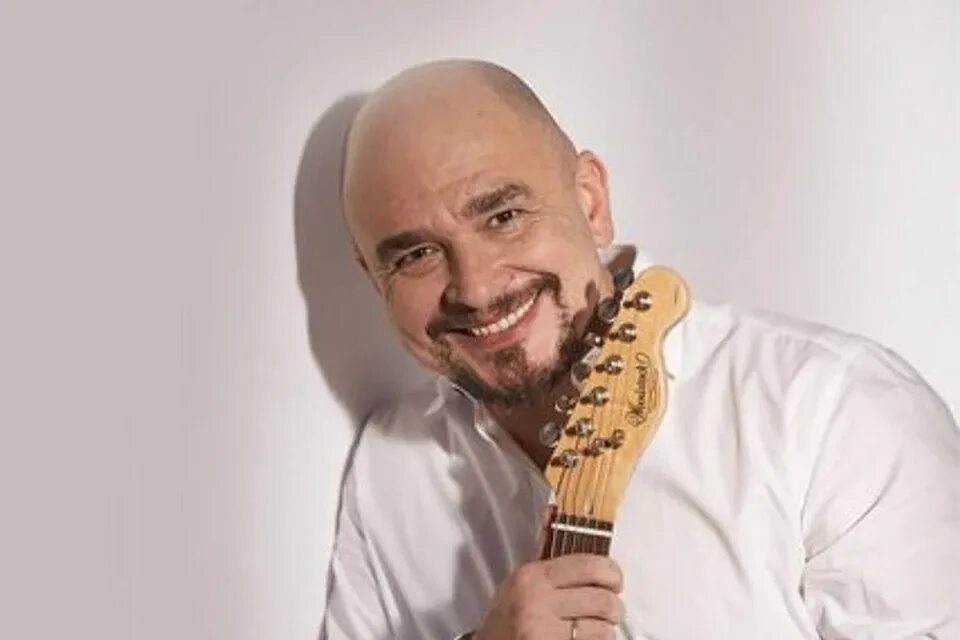 Знаменитый автор песен. Знаменитый автор песен. Знаменитый автор песен. Современные барды. Легран композитор французский.