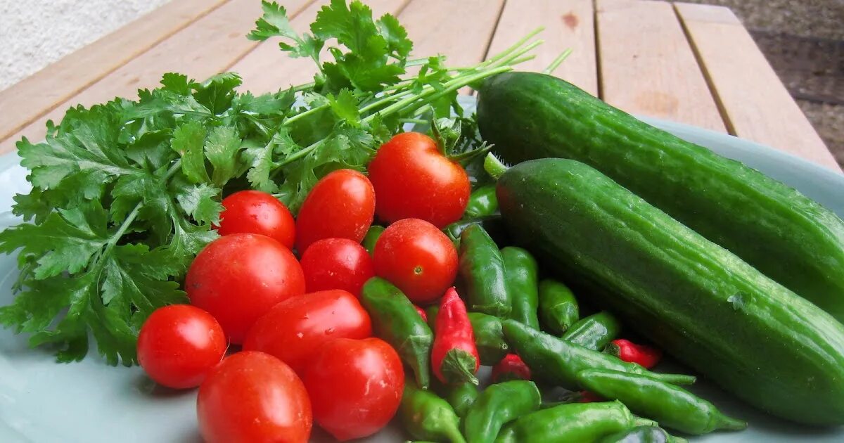 Перец овощной. Овощи фото. Салат из огурца и помидора. Огурцы в томате. Огурцы помидоры зелень.