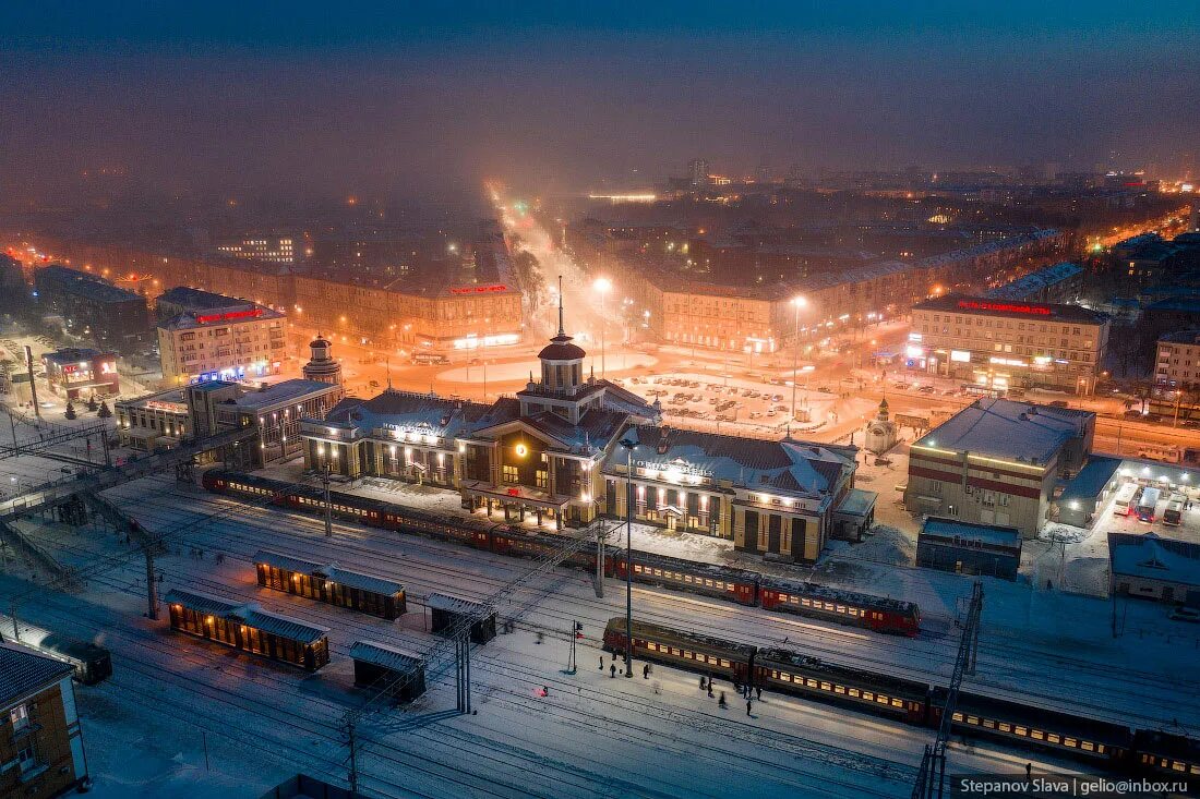 Сколько сейчас время в новокузнецке. Железнодорожный вокзал Новокузнецк. Зимний вокзал Новокузнецк. Вокзал Новокузнецк зимой. Города Кузбасса Новокузнецк.