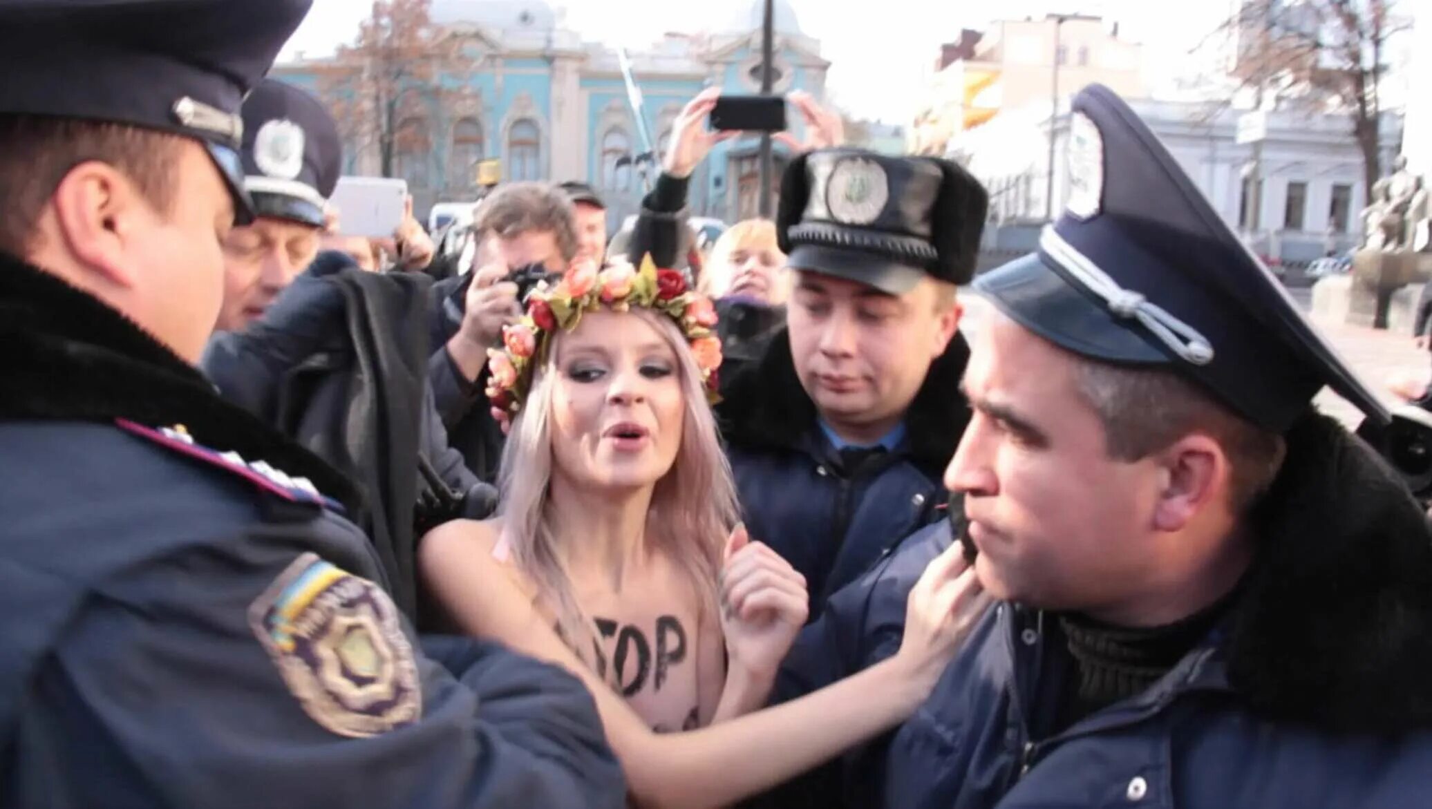 №30 таб. Фемена. Сублингв. Украинские активистки femen. Фемен 2022.