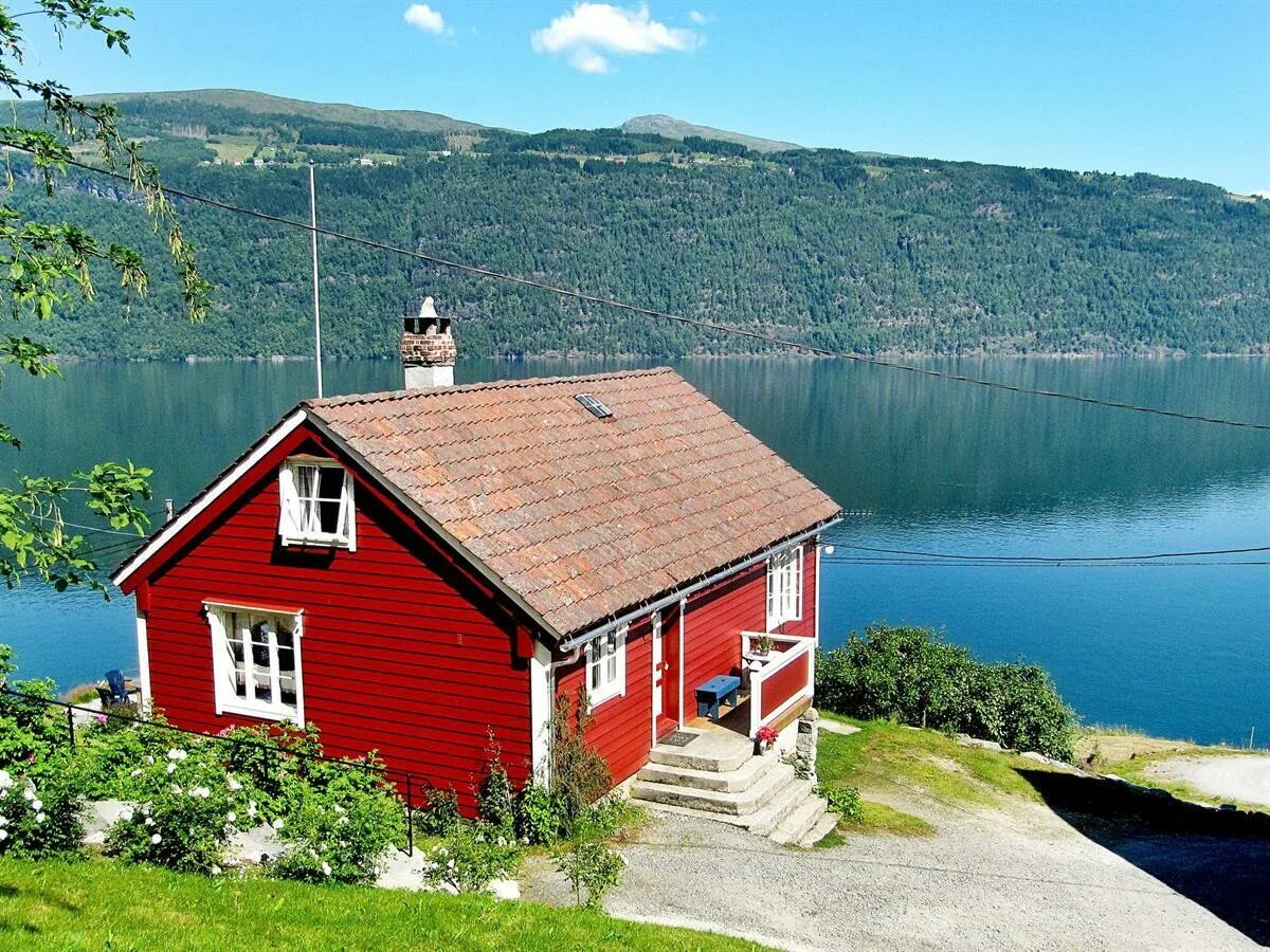 Домик в норвегии. Норвегия Utvik. Домик у реки в Йёльстере. Норвегия. Норвежский Фьерк домик. Норвегия фьорды и домики.