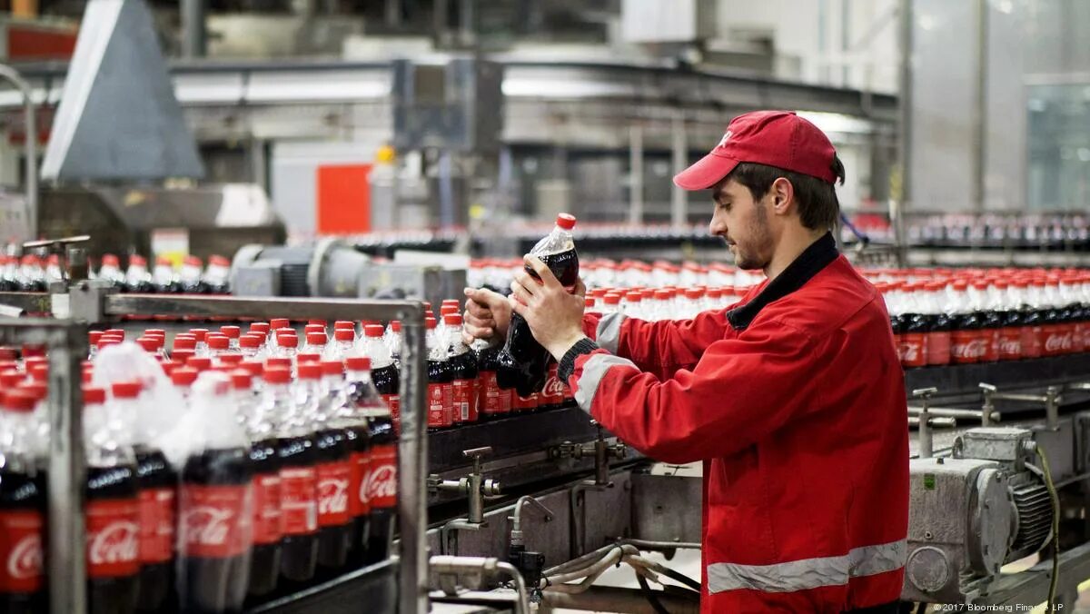 Завод Кока кола в Казахстане. Завод Кока кола в Америке. Работники Кока колы. Производство колы.