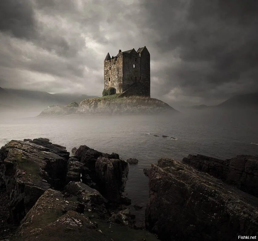 Неприступная крепость это. Замок сталкер Шотландия. Замок Килхурн, Шотландия. Замок Stalker Шотландия. Замок Блэкнесс Шотландия.