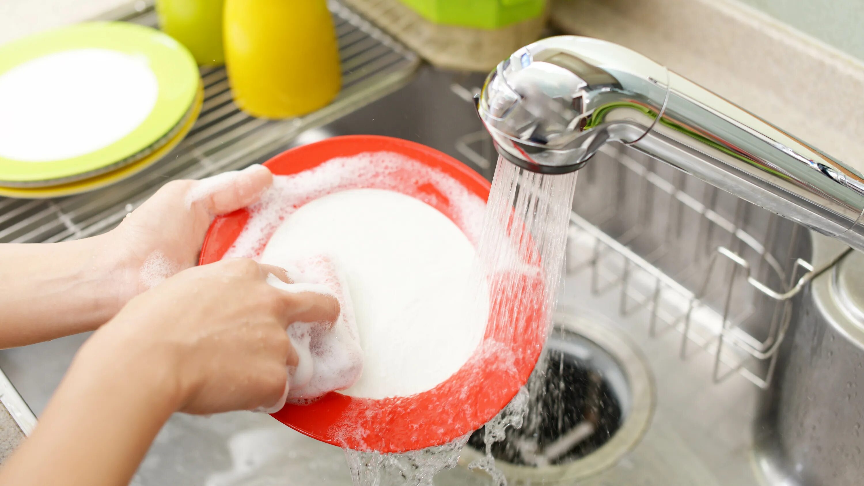 Washing dishes. Женщина моющая посуду. To Wash the dishes. Wash серу dishes. He to wash dishes