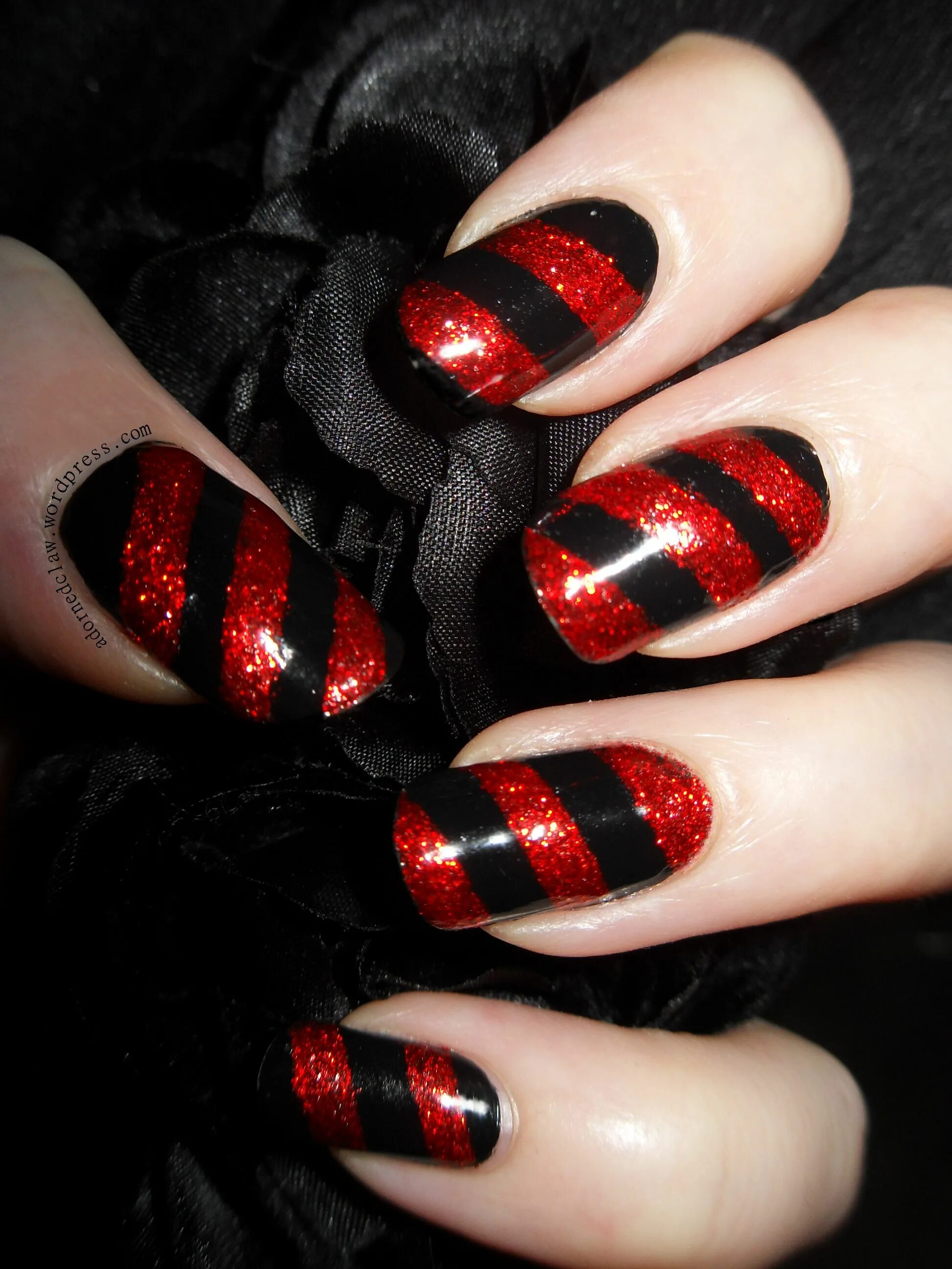 Ногти красно черном цвете. Ногти красные с черным. Красивый маникюр красный с черным. Маникюр черно красный. Черно красные ногти.