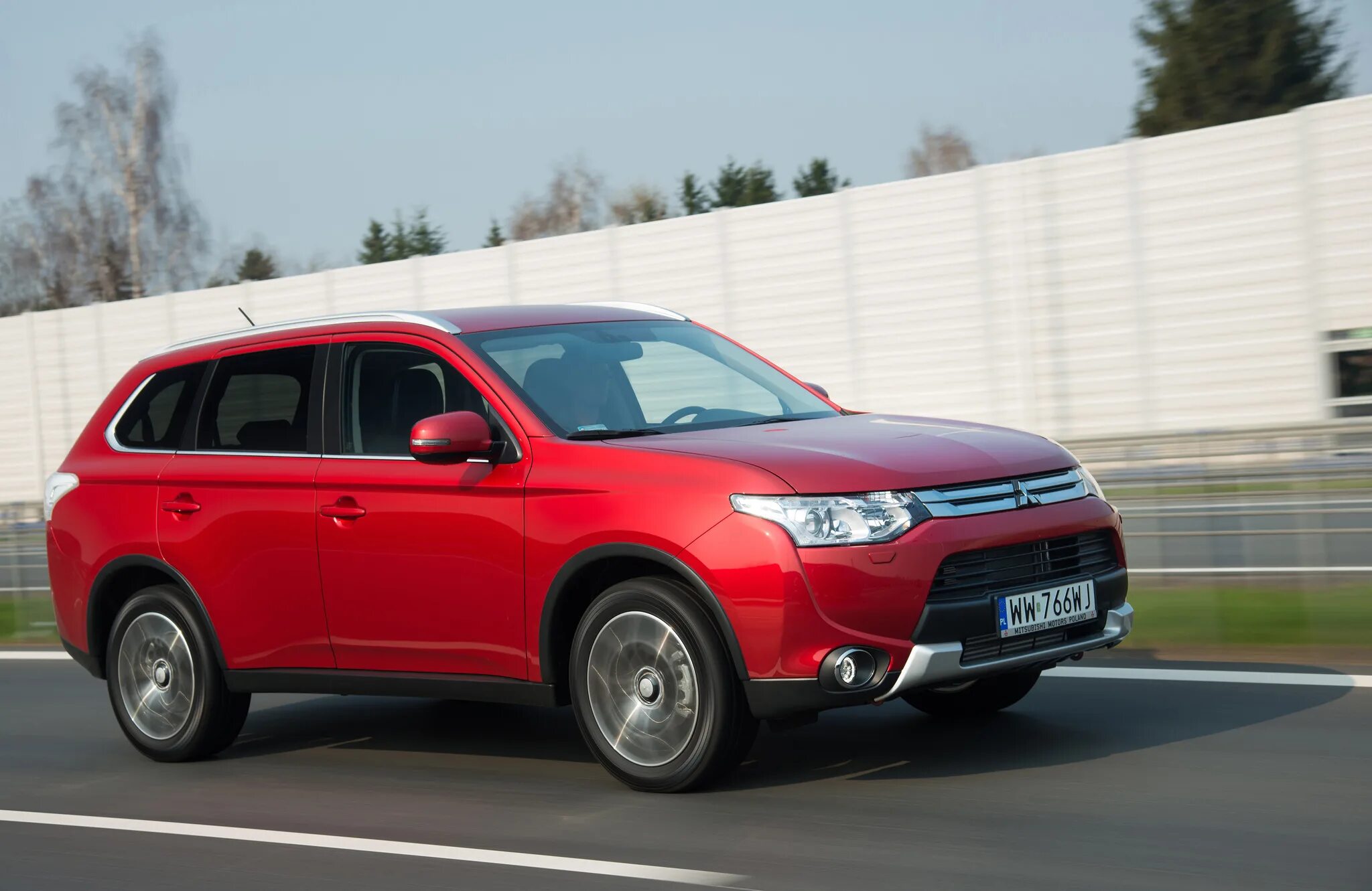 Купить митсубиси недорого. Mitsubishi Outlander 2014. Кроссовер Митсубиси Аутлендер. Митсубиси Аутлендер 5. Mitsubishi Outlander 2015.