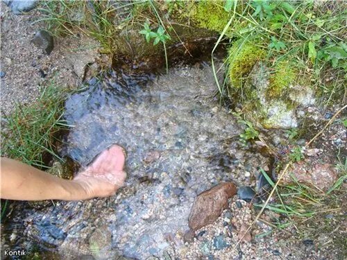 Родник Родничок. Родник с ключевой водой. Вода из ручья. Родник из земли.