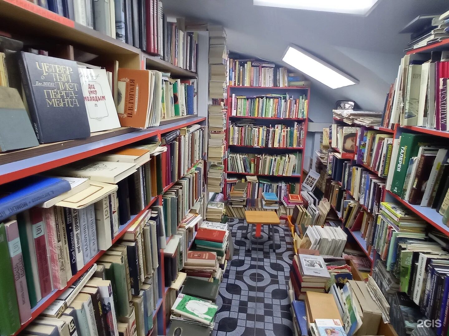 Букинистические магазины спб. Букинистический уголок. Букинист на литейном, 60. Магазин книг. Букинистический магазин.