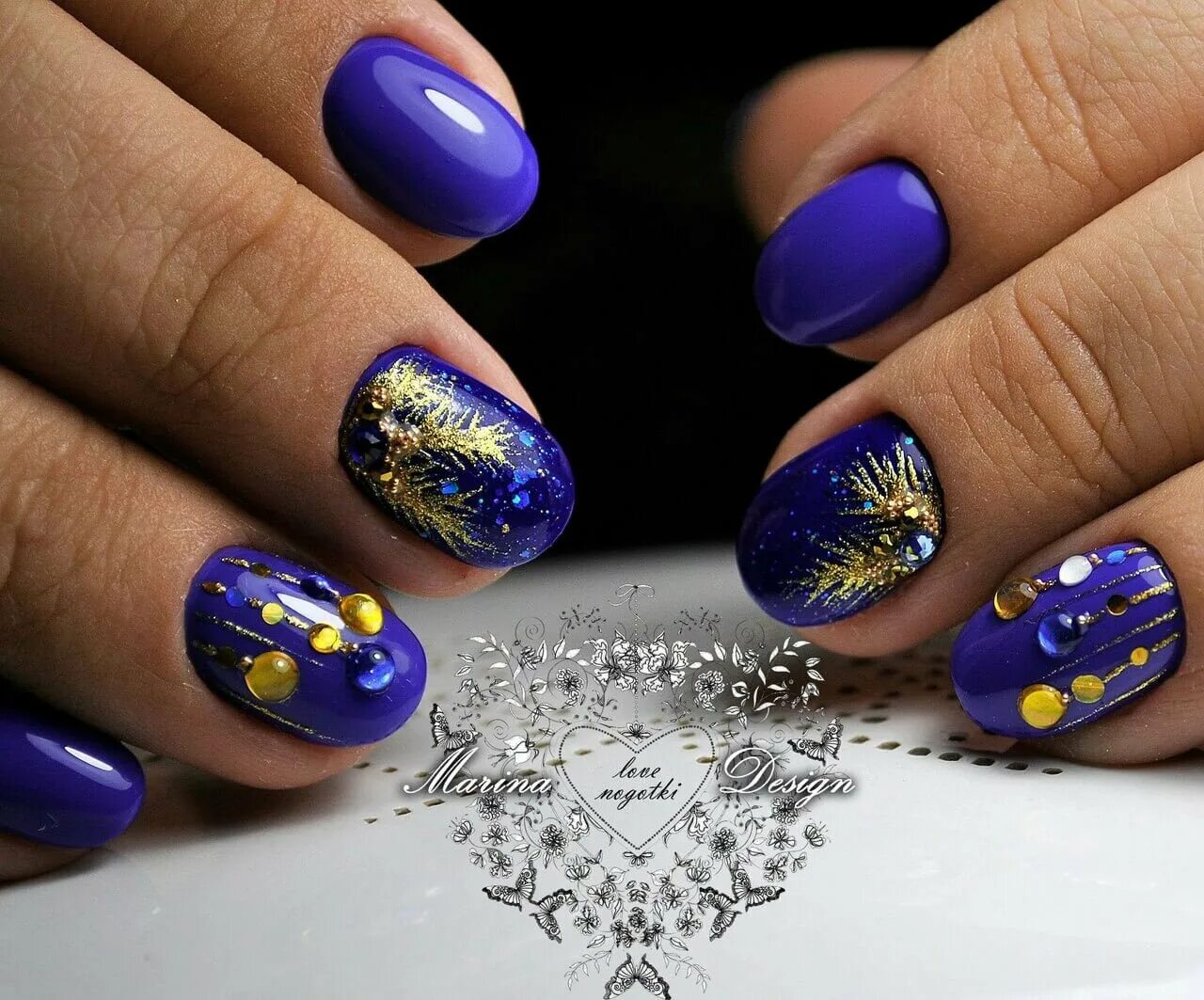 Красивый маникюр. Маникюр на короткиеноггти новогодний. Зимние ногти. Дизайн ногтей. Красивые синие ногти.