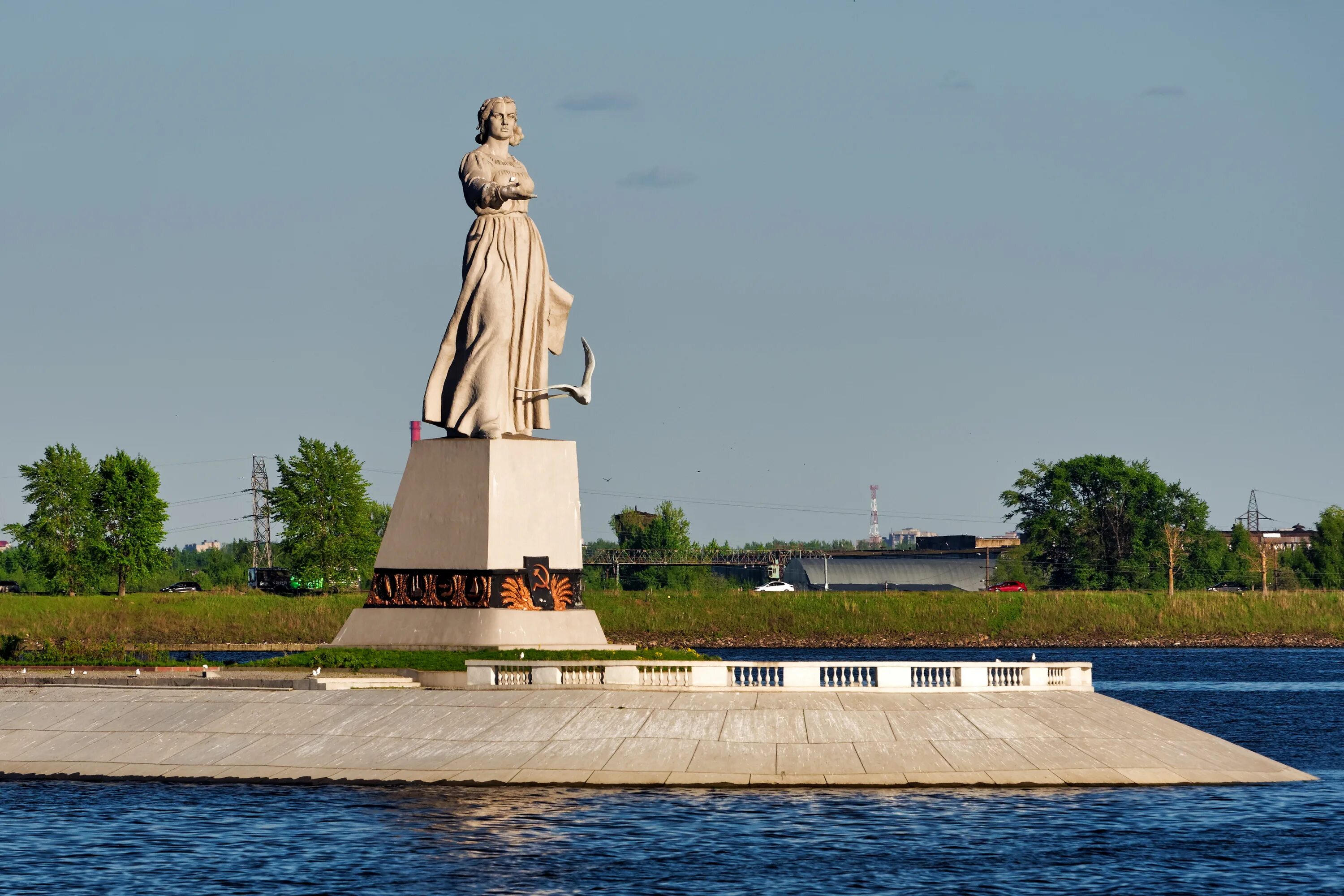 Монумент Волга-мать в Рыбинске. Монумент Волга Рыбинск. Рыбинск статуя мать-Волга. Памятник Волге в Рыбинске. Река всем рекам мать