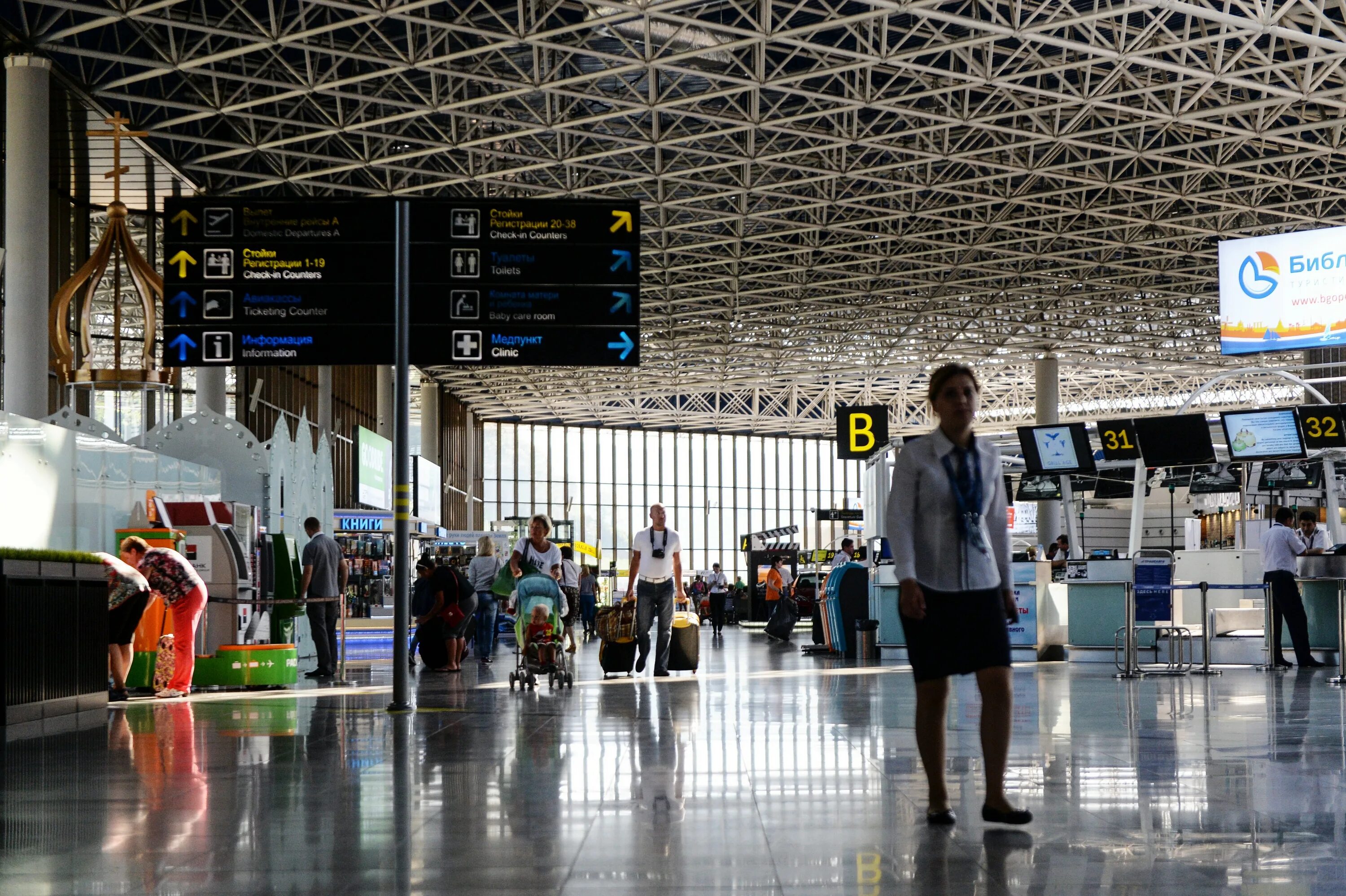 Эхо аэропортов. Аэропорт Сочи Адлер внутри. Аэропорт Сочи перрон. Аэропорт Сочи прилет. Аэропорт Сочи здания аэропорта.