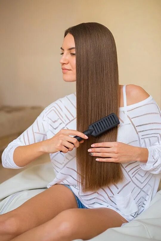 Что нужно для выпрямление волос. Расчесывание длинных волос. Ухоженные волосы. Выпрямлять волосы утюжком. Длинные ухоженные волосы.