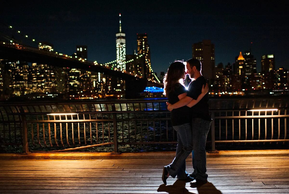 Нью Йорк парочка. Влюбленные в ночном городе. Парочка на фоне города. Влюбленные ночью.