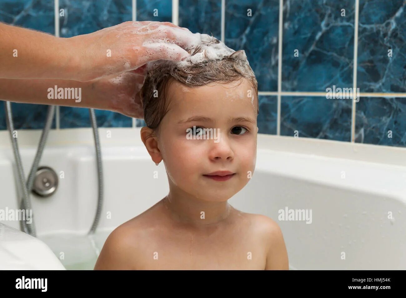 Девочки в ванной мытье головы. Мальчик моется с девочкой. Ребенок моет волосы. Мальчик моет голову. Моет сына в душе