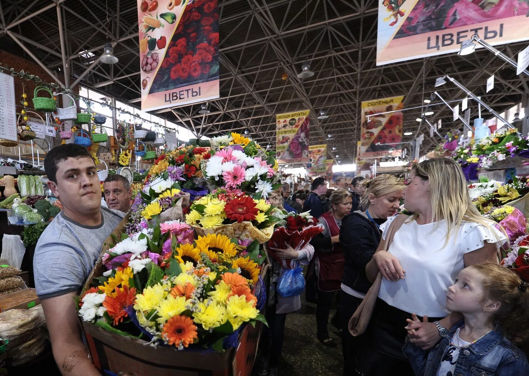 Рижский рынок цены на цветы 2024. Рижский рынок цветы. Рижский рынок букеты. Рижский рынок Москва. Композиции цветов на Рижском рынке.
