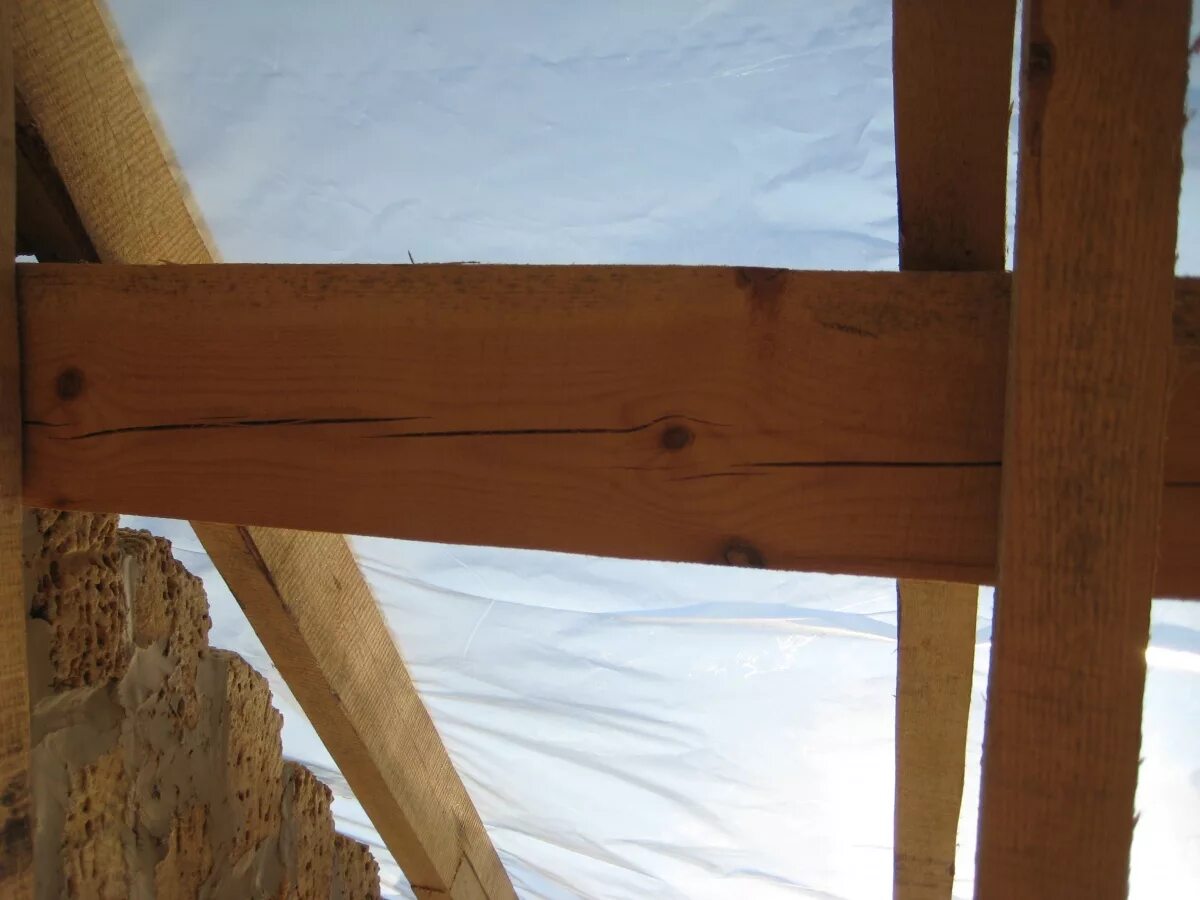 усиление опорных ребер плит покрытия. кольца, имеющиеся на продольных балках рамы платформы. б. схема трещин железобетонная балка. сгнившие балки.