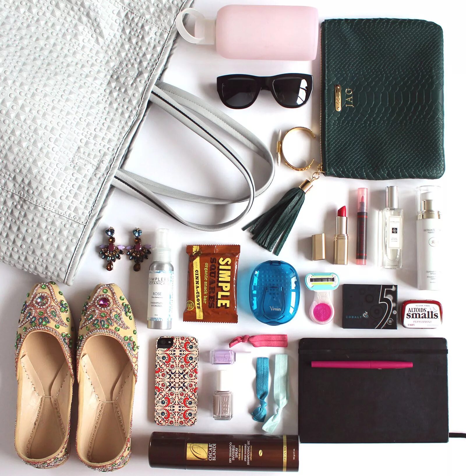 Items things. Безделушки в сумку. Стильные мелочи в моей сумке. Сумка what's in my Bag. Содержимое женской сумочки.