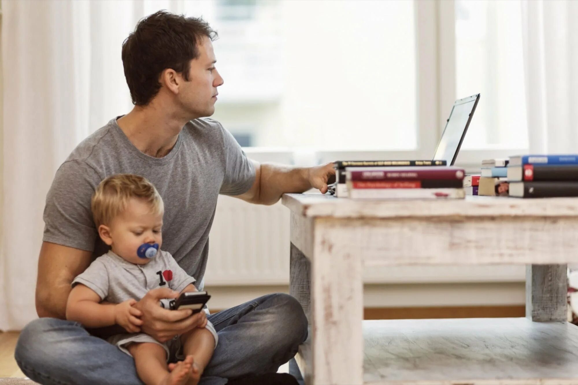 Мужчина семьянин. Современный отец. Parents at Home. Менеджер семьянин работа из дома картинка.