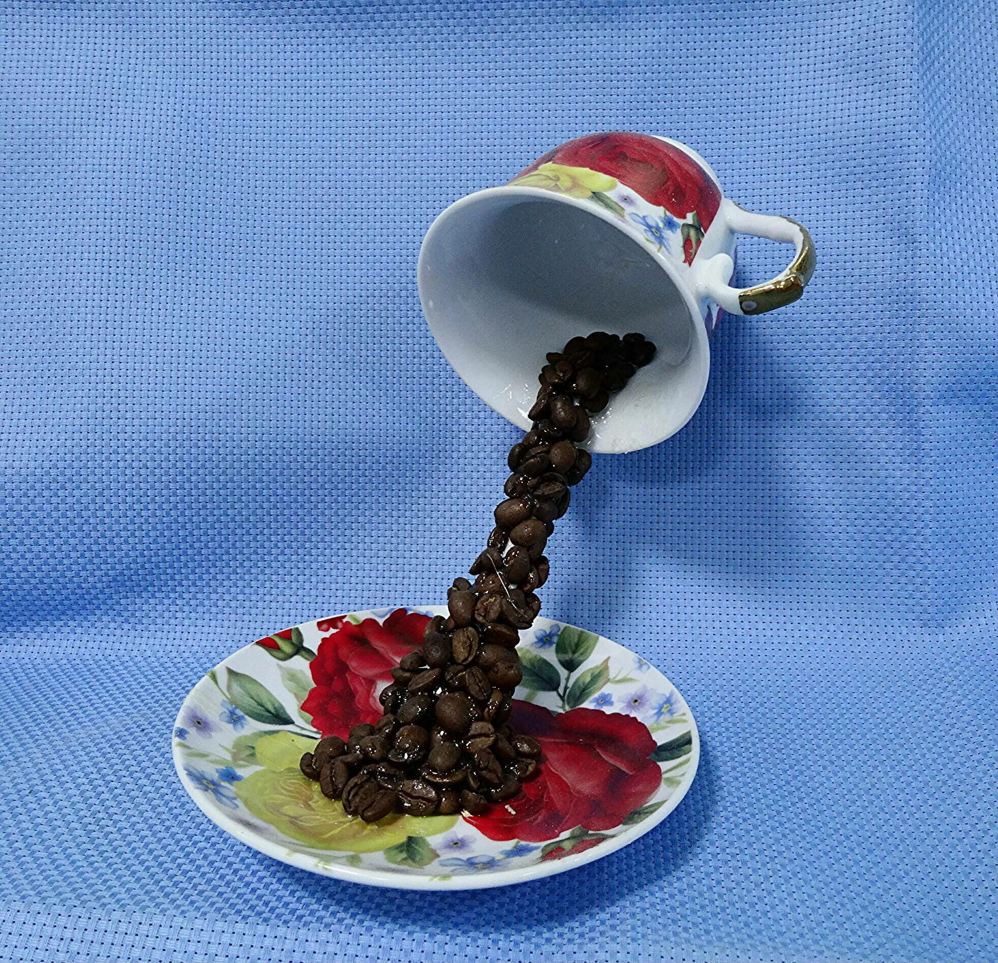 Парящая кружка. Поделки из кофейных зёрен. Кофейная чашка топиарий. Парящая чашка. Кружка с декором из полимерной глины.