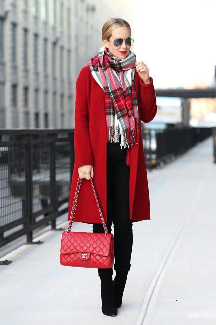 Аксессуары к пальто. Яркие зимние образы. Пальто с шарфом. Красное пальто. Красное пальто и шарф.