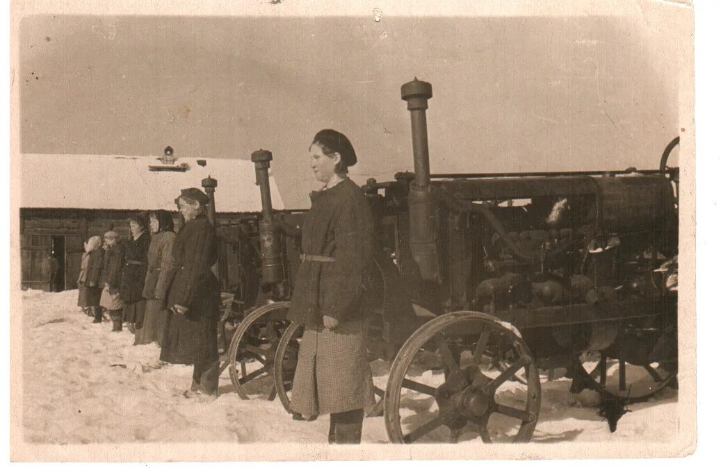 Первая трактористка. Трактористки в годы войны 1941-1945. Женщины трактористки в годы Великой Отечественной войны. Труженики тыла в годы Великой Отечественной войны трактористки. Женщины трактористы в годы войны.