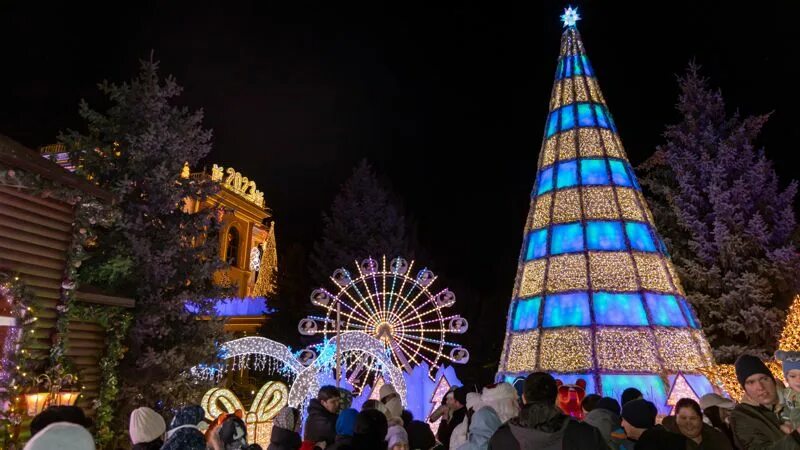Алматы новогодние фото. Новогодняя атмосфера в городе. Новый год алматы. Новогодние украшения фото. Празднование нового года в казахстане.