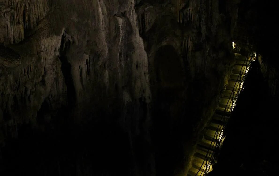 каменная лестница. государственный парк maquoketa caves. лестница в пещере. лестница из пещеры. лестница в пещере.