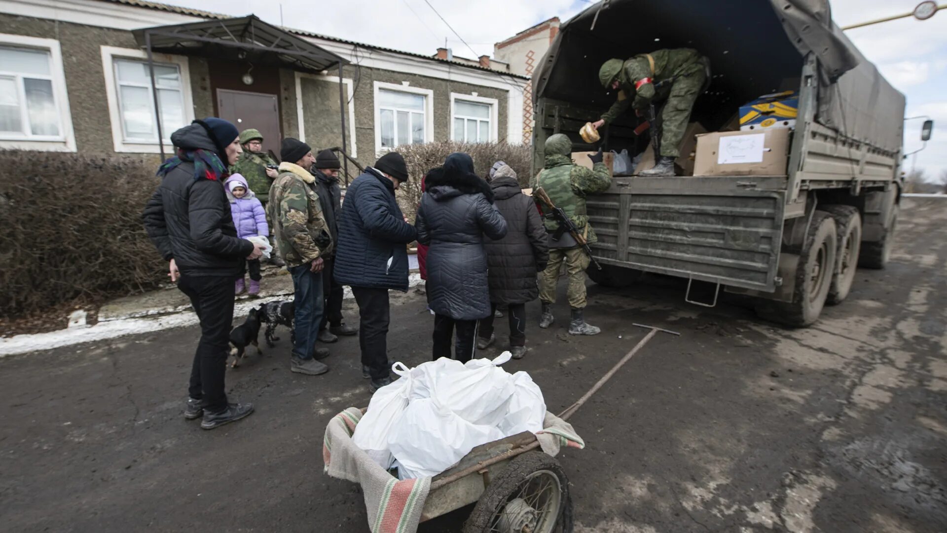 Что будет после помощи украине. Гуманитарный груз в Донбасс. Колонна гуманитарной помощи с военными. Гуманитарная помощь Украине. Гуманитарка для военных.
