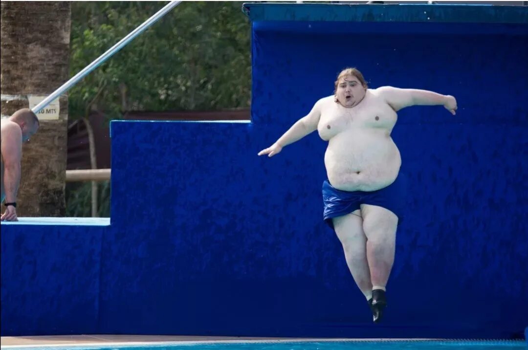 Толстый мужик прыгает в воду. Толстая женщинамтанцует. Толстая яркая женщина. Толстушка прыгает. Сумоистки девушки толстые.