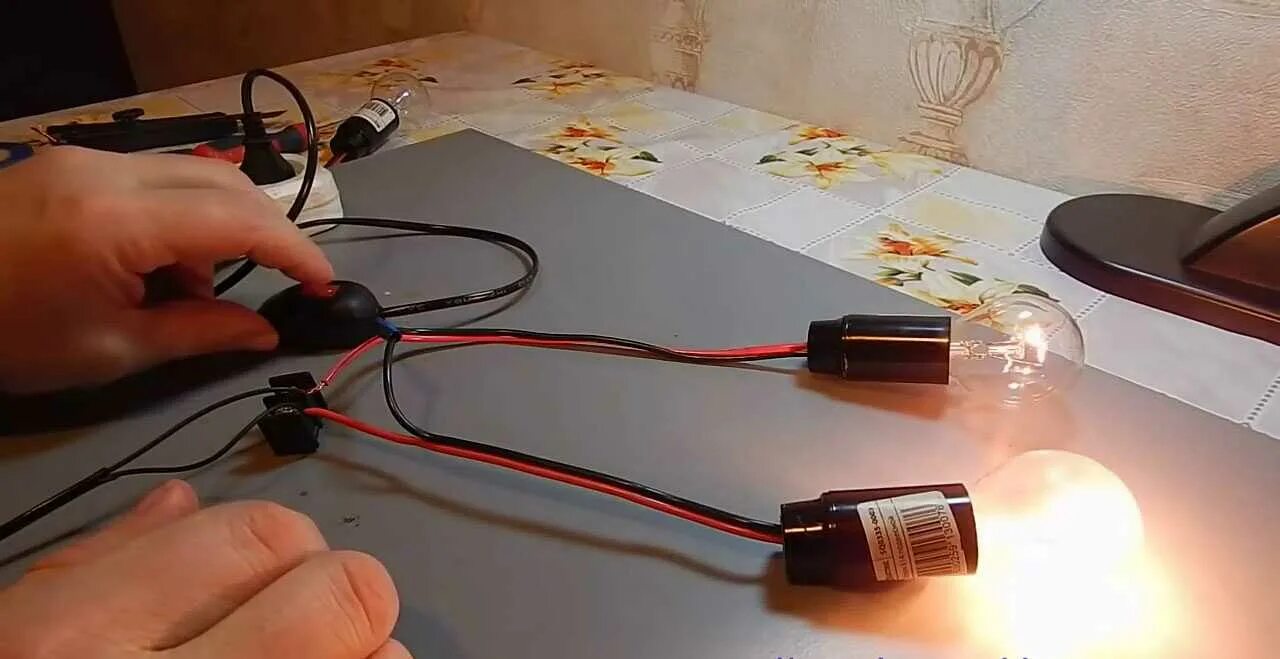 Последовательное соединение 2 лампочек. Подключить 2 лампы последовательно. Параллельные соединения проводов на 2 лампы. Последовательное включение ламп 220 вольт. Как подключить 2 лампочки параллельно.