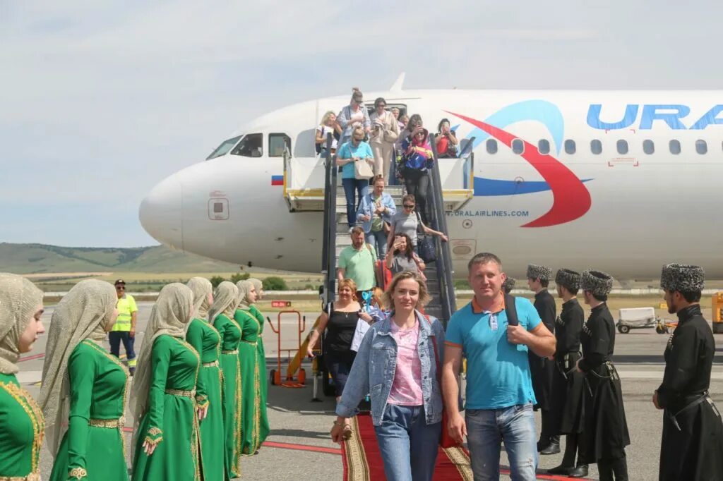 Ханкала чеченская республика 2000 год. Грозный национальной безопасности. Чечня 1995 штурм грозного. Грозный учитель. В грозный прилетел.