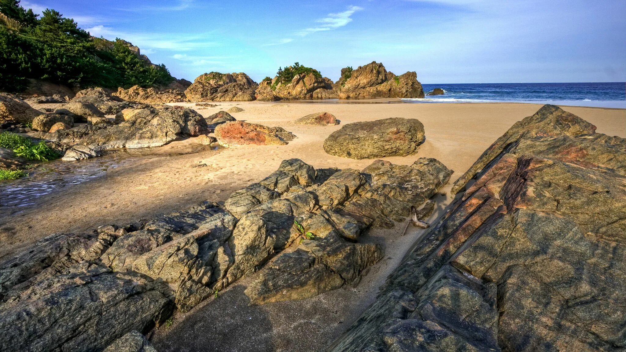 Скалистый пляж. Скалистый остров. морское побережье фото. камни на пляже.
