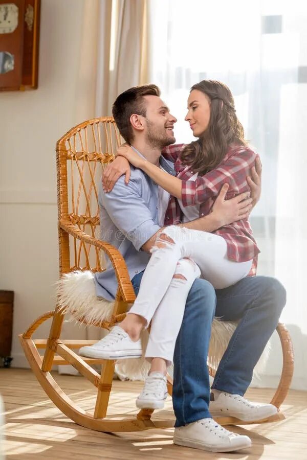 Пара в кресле качалке. Влюбленные на кресле качалке. Фото пары в кресле-качалке. Картинки любовь в креслокачалке.