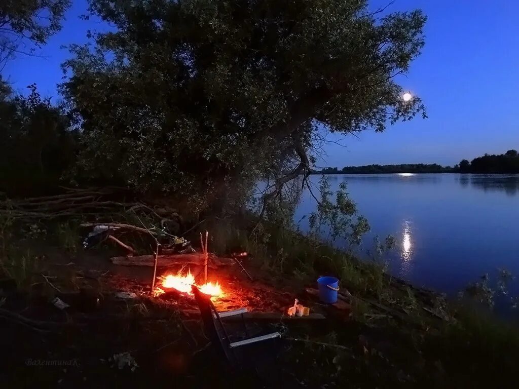 Вечером мы были на туристической базе. Костер у реки. Костер у реки ночью. Костер у озера. Шашлыки на природе ночью.