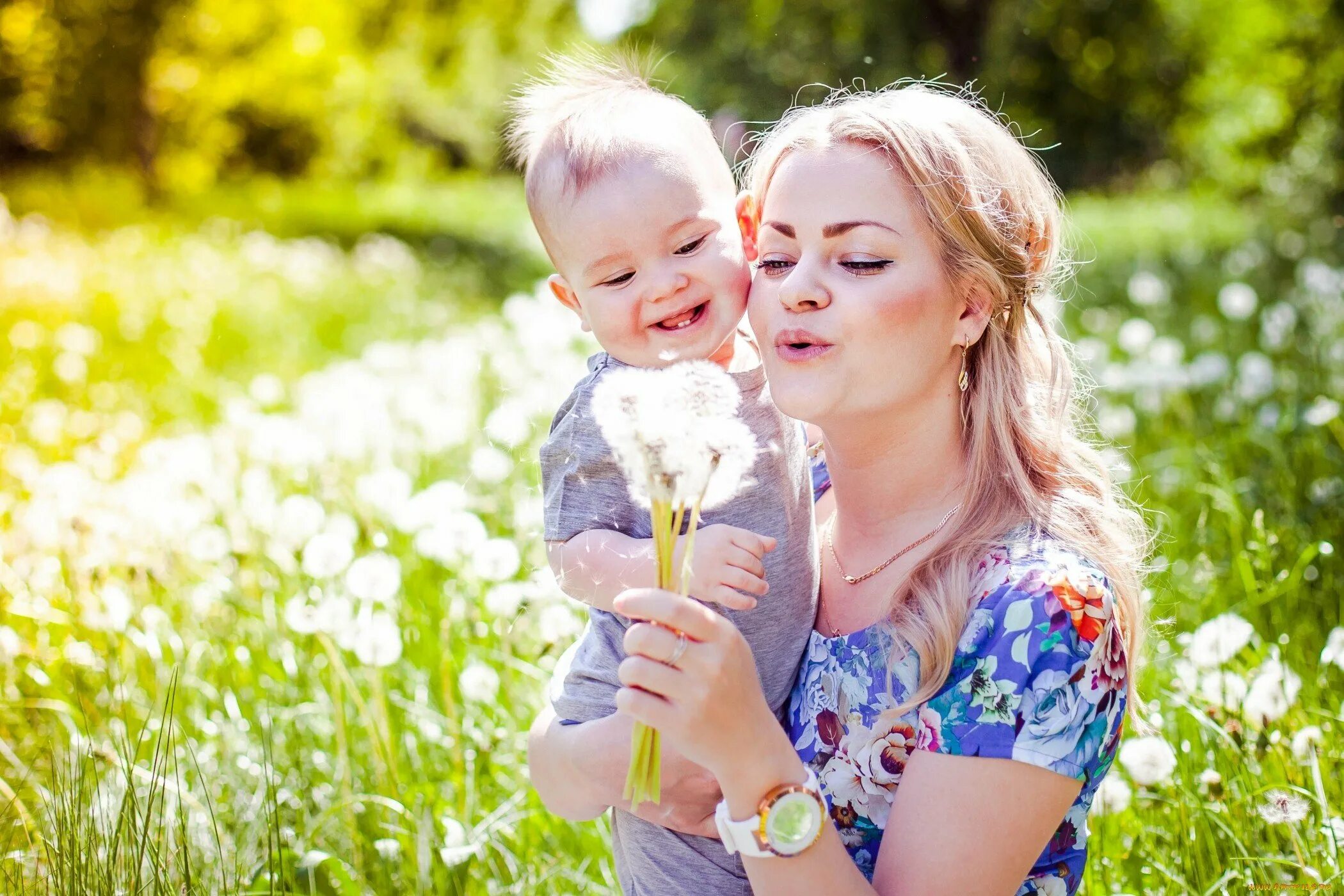 Mama. Женщина с ребенком. Счастливая мама с ребенком. Фотосессия мама и малыш. Красивая мама с ребенком.