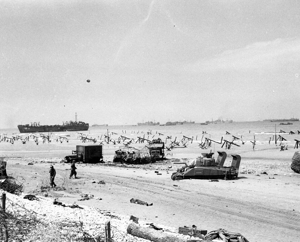 Нормандия в июне. Высадка в Нормандии 1944. Нормандия пляж Омаха 1944. Высадка в Нормандии пляж Омаха. Омаха пляж 1944 высадка в Нормандии.