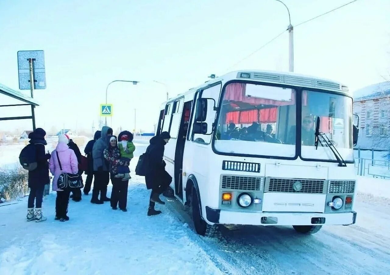Зимой автобусы ходят. Автобус. маршрутка зимой. автобус в поселке. пазик зимой на остановке.