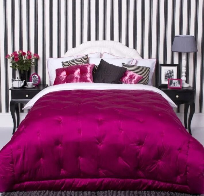 Hot bedroom. Спальня в малиновом цвете. Кровать малинового цвета. Розовая кровать в интерьере. Малиновый цвет в интерьере.
